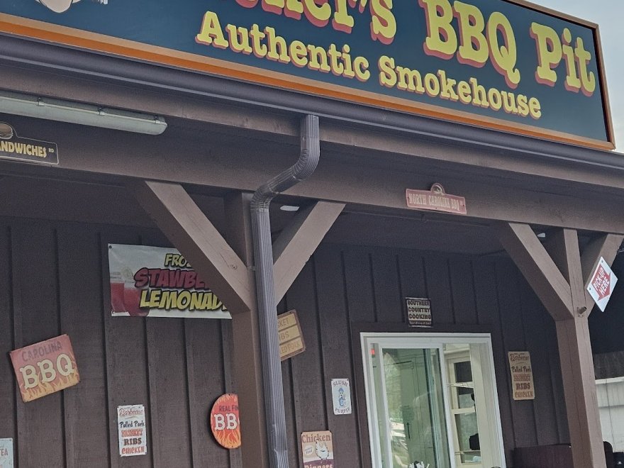 Smoker's BBQ Pit