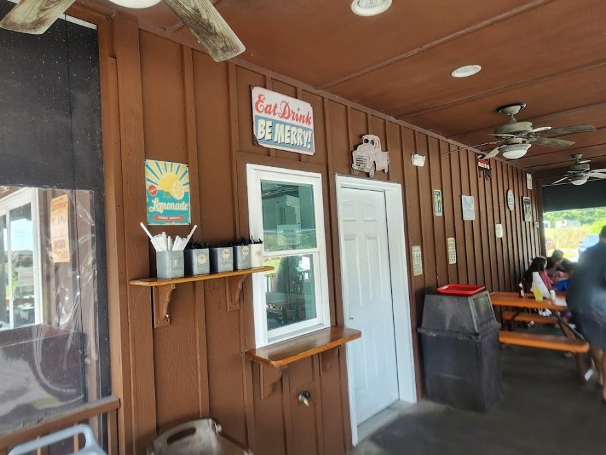 Smoker's BBQ Pit